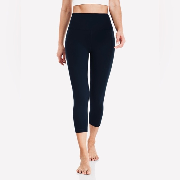 HeyNuts Essential Yoga Capris Leggings in Black - Picture 3 of 12